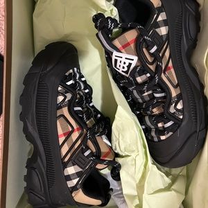 Burberry Tennis Shoes